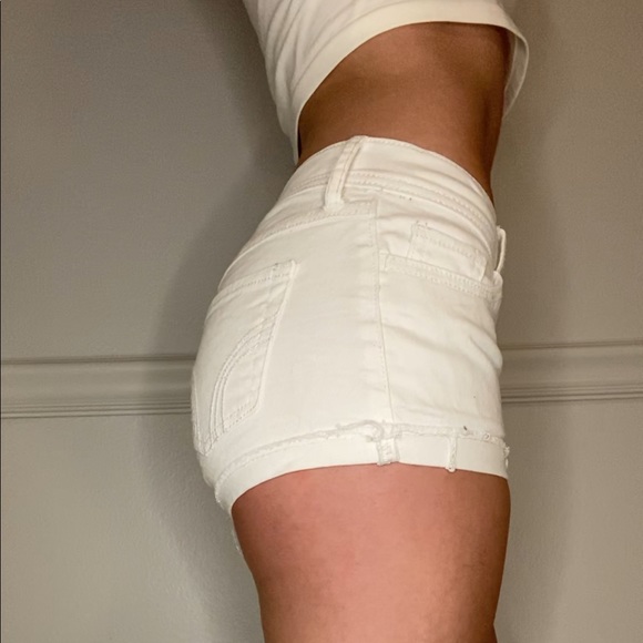 White denim Hollister shorts - Picture 4 of 5